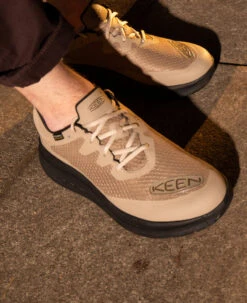 Keen Men's WK400 Waterproof Walking Shoe | Timberwolf/Black -Footique Shop WK400WaterproofPDPLifestyle3